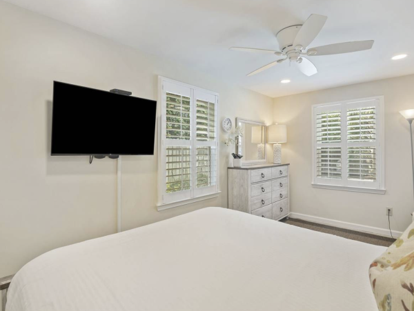 Classic Isle of Palms Bungalow 2 blocks to the beach with private pool